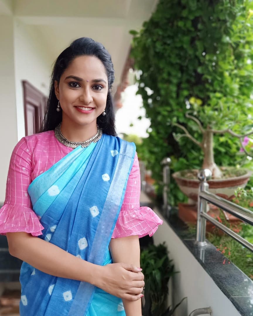 ZEE TELUGU TV ANCHOR KASI ANNAPURNA IN BLUE SAREE BLOUSE 6